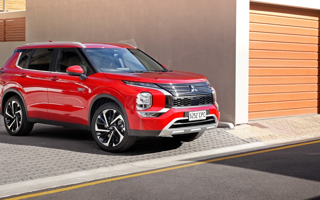 Красный внедорожник Mitsubishi Outlander PHEV Aspire