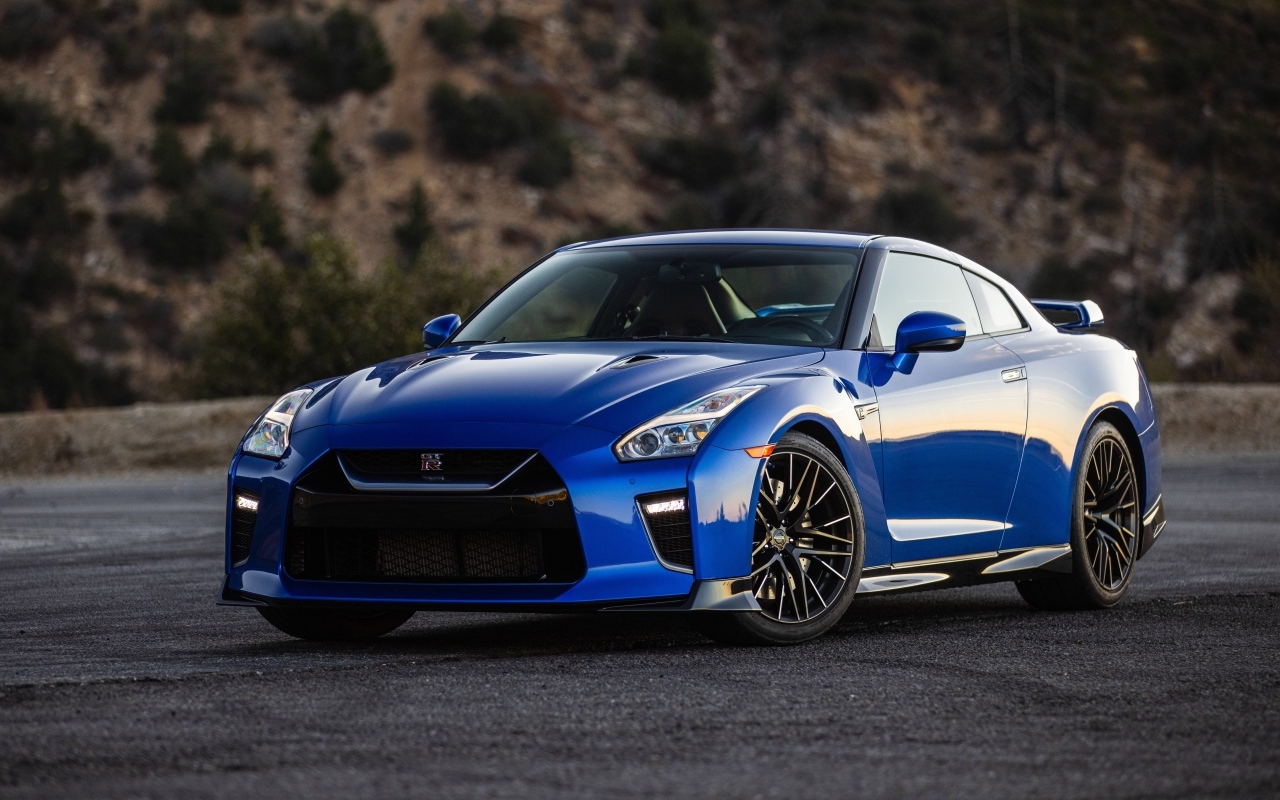 Синий автомобиль Nissan GT-R Premium
