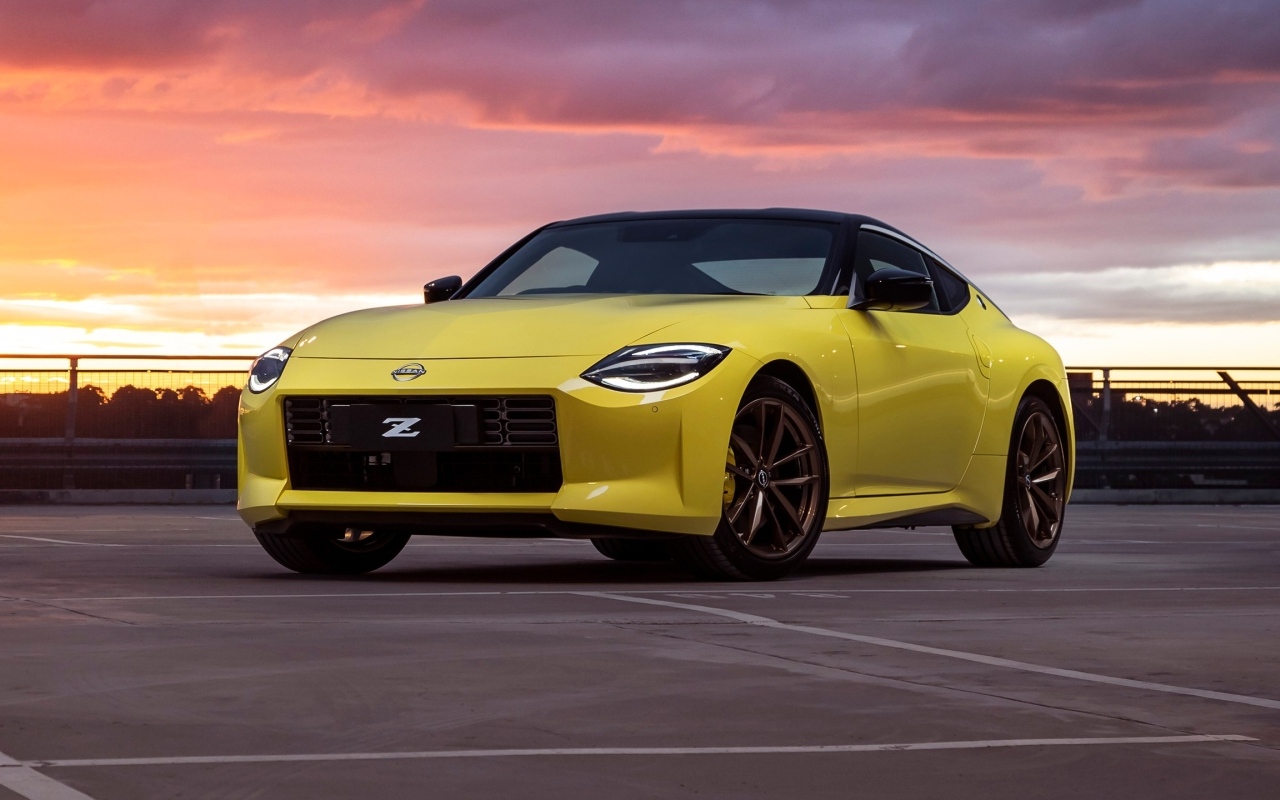 Желтый автомобиль Nissan Z на фоне неба