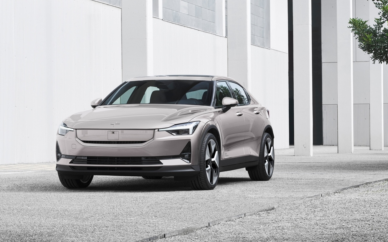 Автомобиль Polestar 2 2023 года у здания