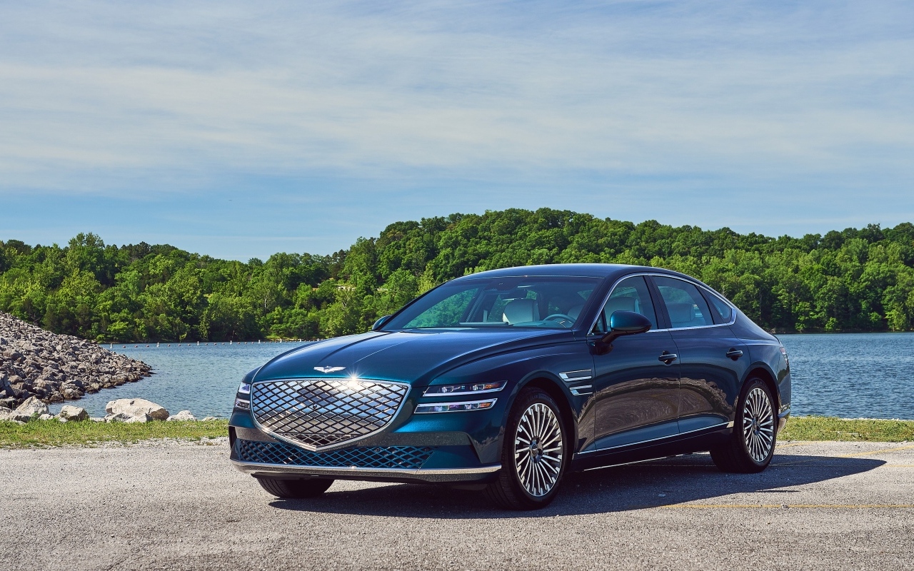 Синий автомобиль Genesis Electrified G80, 2023 года у воды