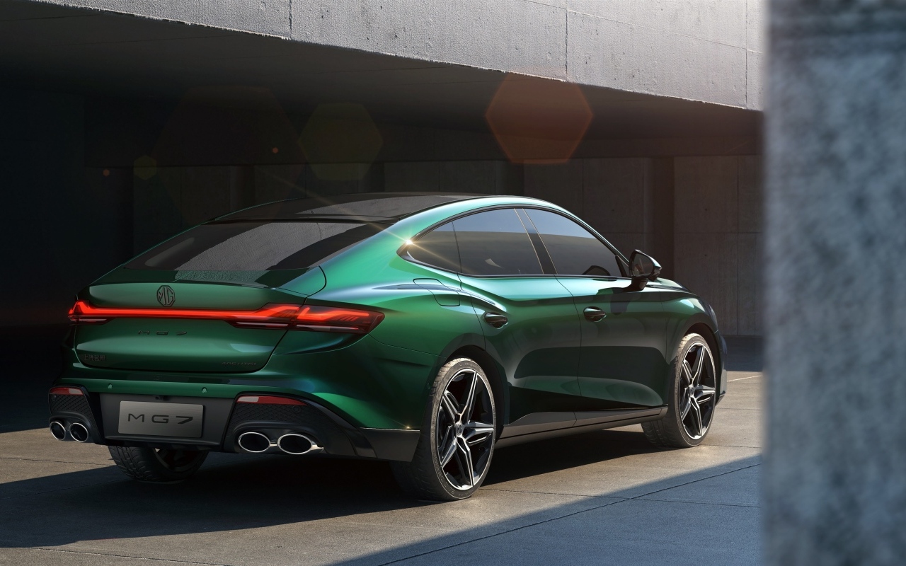 Автомобиль MG 7 Trophy вид сзади