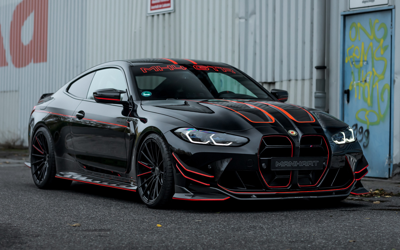 Автомобиль Manhart MH4 GTR II 2022 стоит у гаража