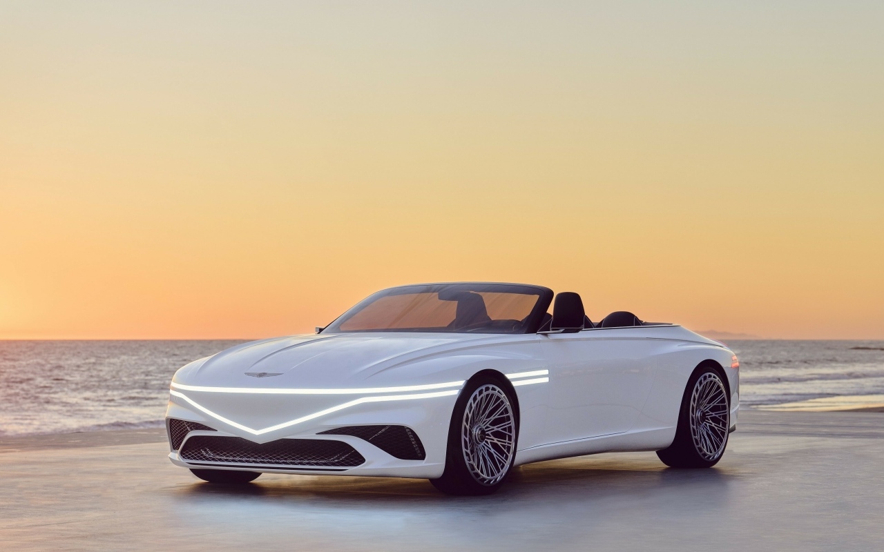 Белый автомобиль Genesis X  2023 года у моря