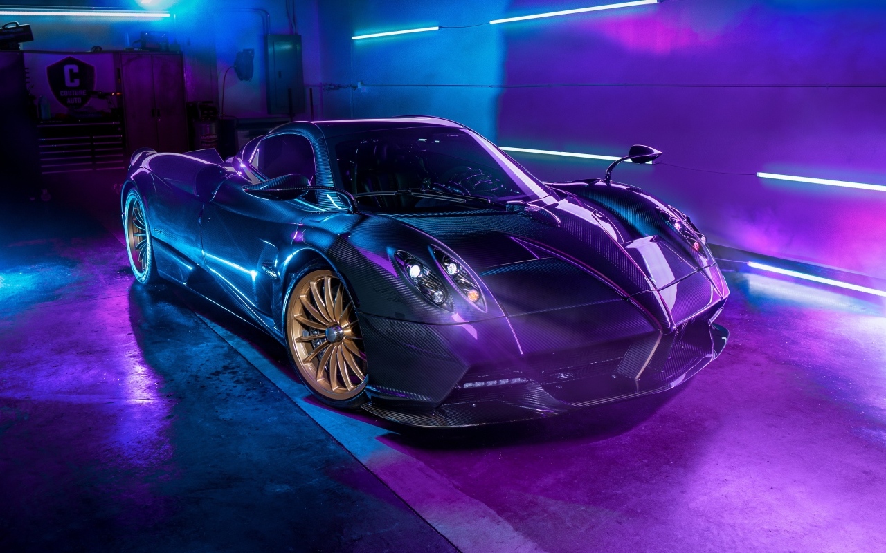 Черный автомобиль Pagani Huayra Roadster
