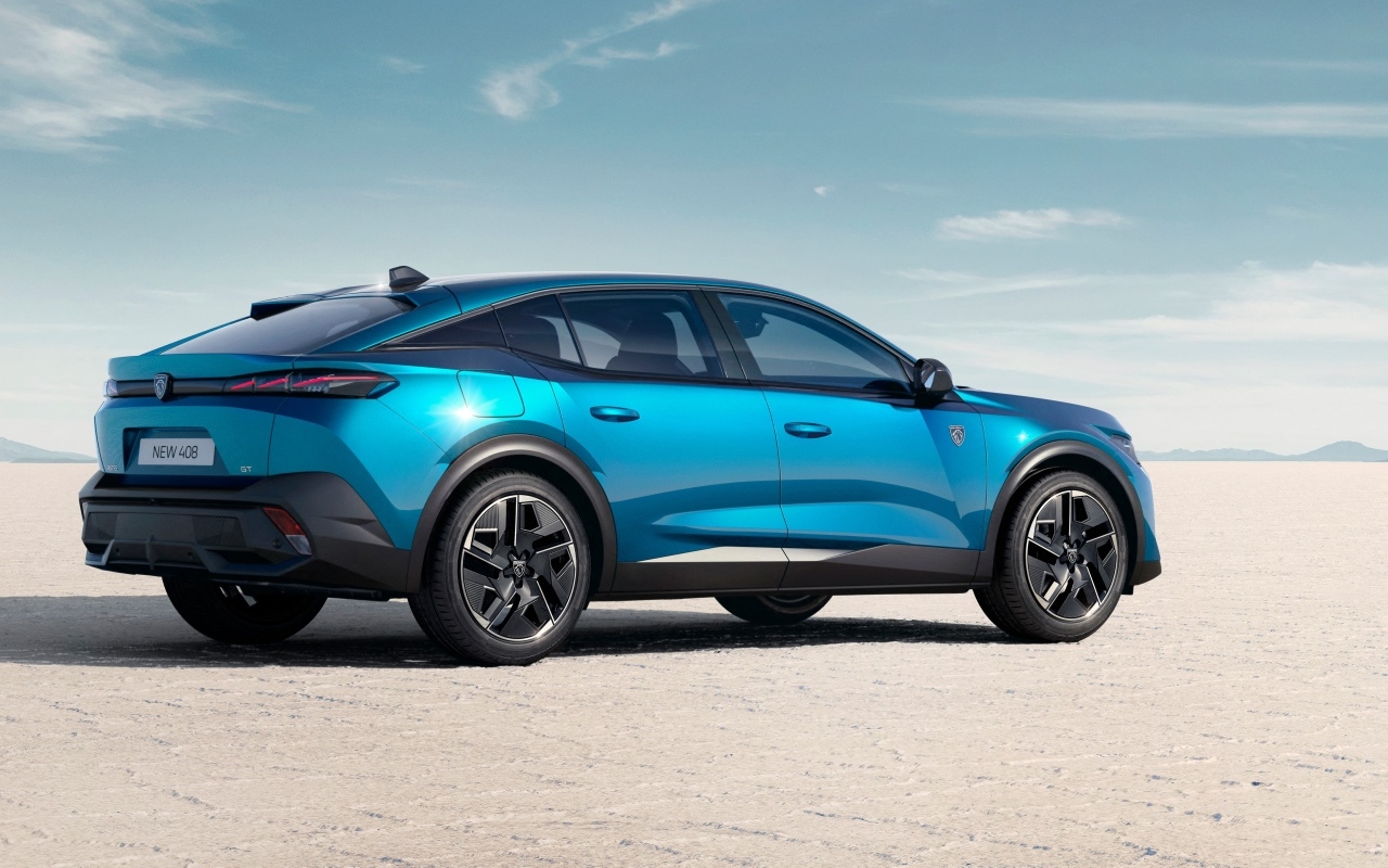 Синий Peugeot 408 GT вид сзади