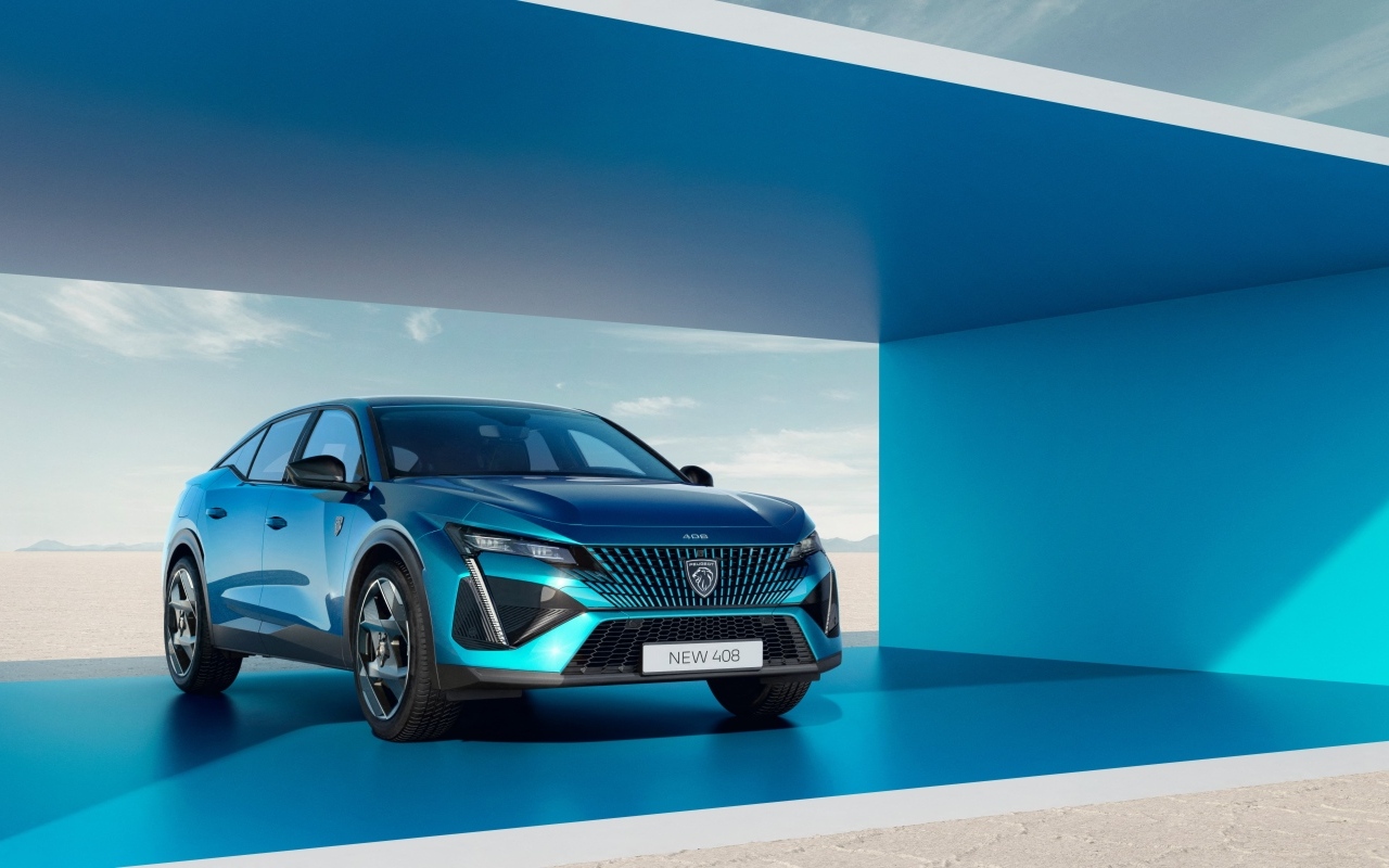 Стильный синий автомобиль Peugeot 408 GT