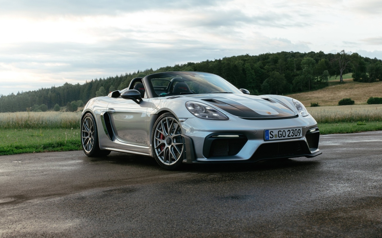 Быстрый Porsche 718 Spyder RS на мокрой дороге