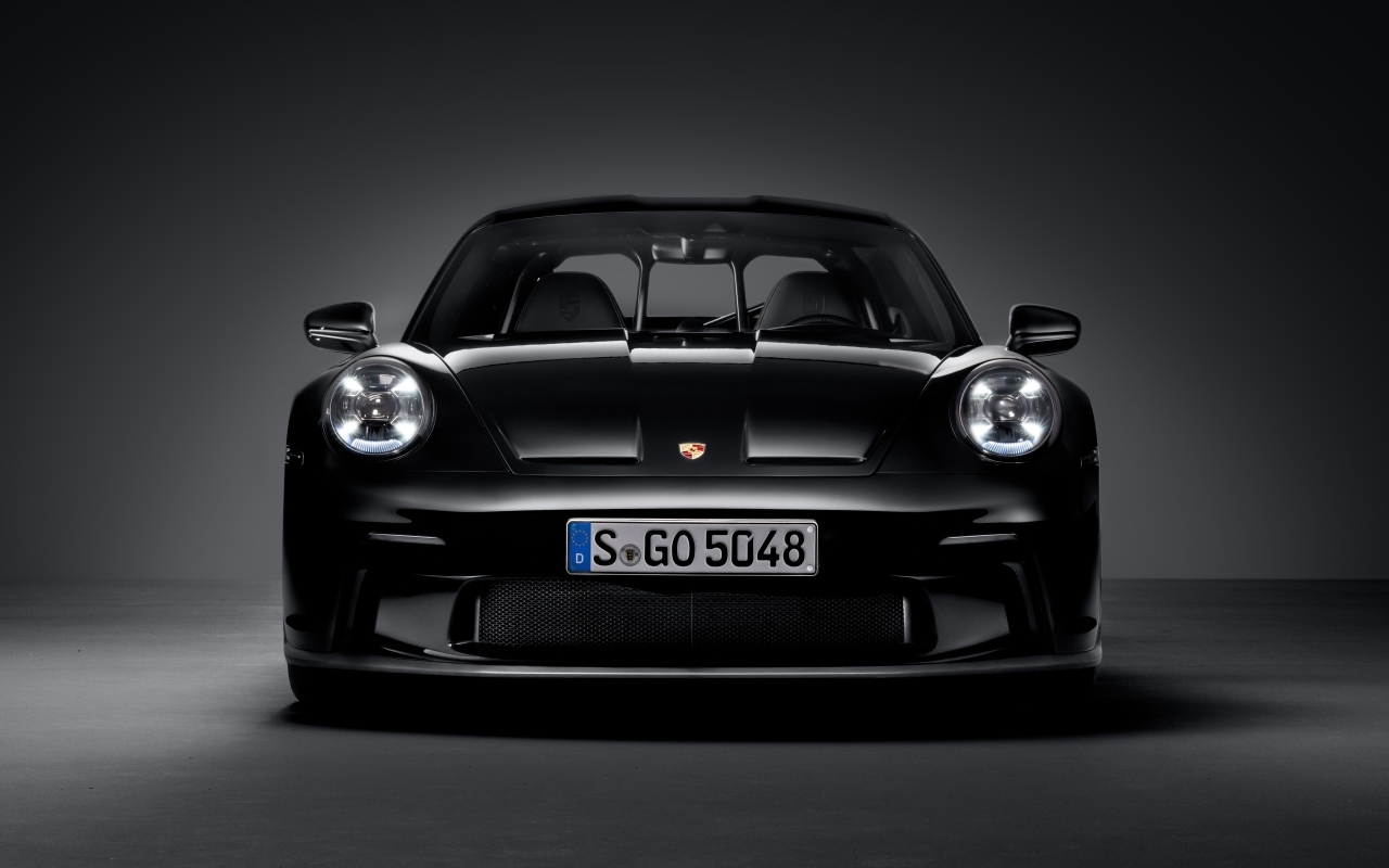 Вид спереди на автомобиль Porsche 911 ST 2023  года