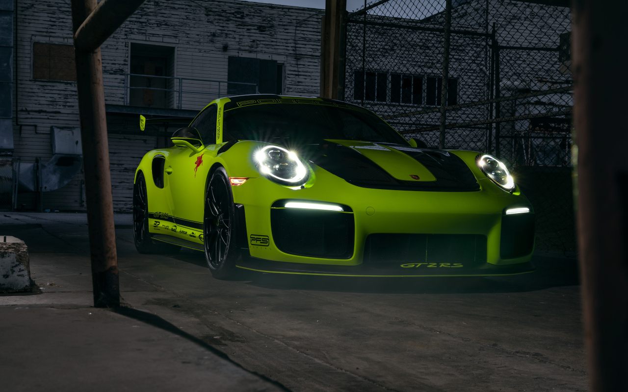 Автомобиль Porsche 911 GT2 RS у старого здания