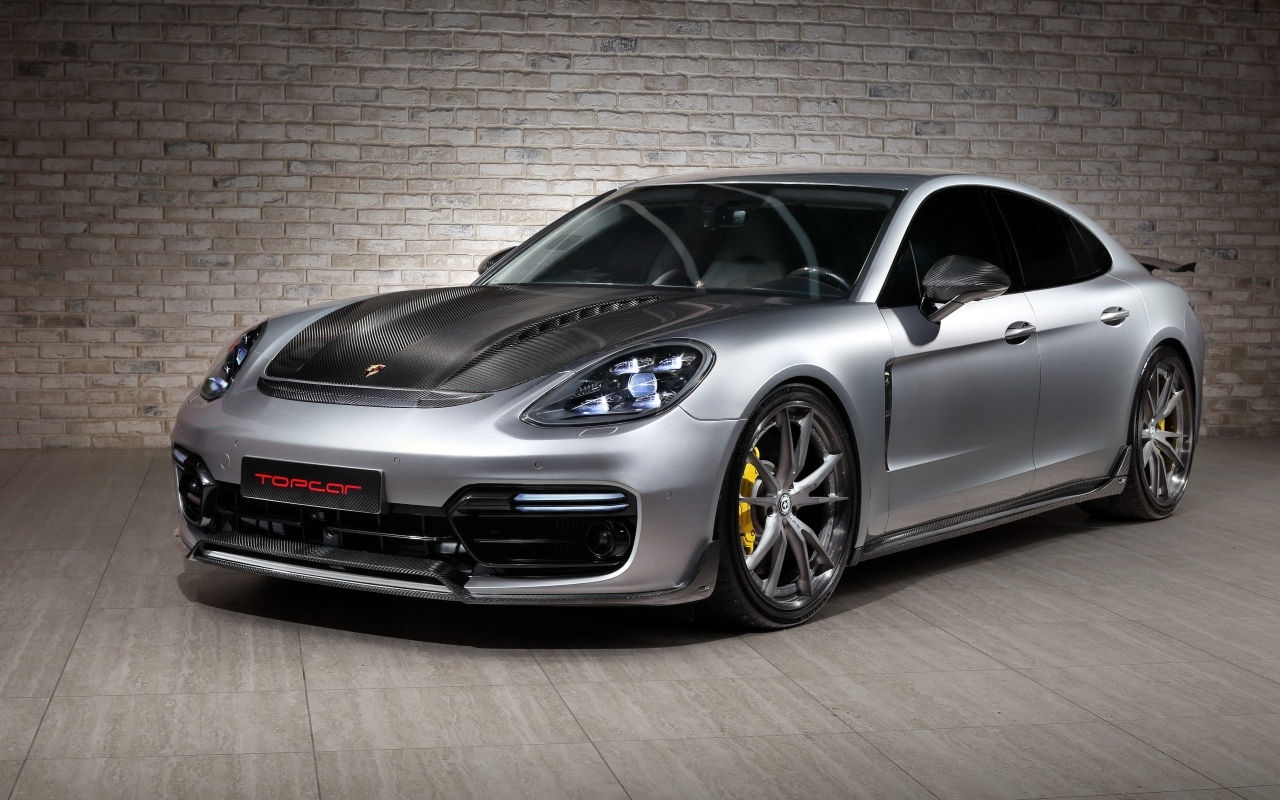 Автомобиль Porsche Panamera Turbo GT Edition 2023 года на фоне стены