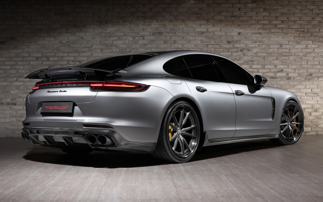 Вид сзади на автомобиль Porsche Panamera Turbo GT Edition 2023 года