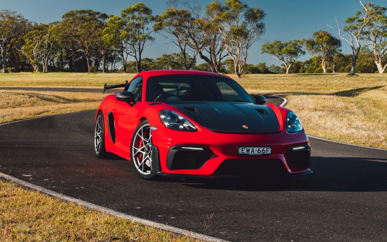 Красный Porsche 718 Cayman GT4 RS Weissach Package 2023 года