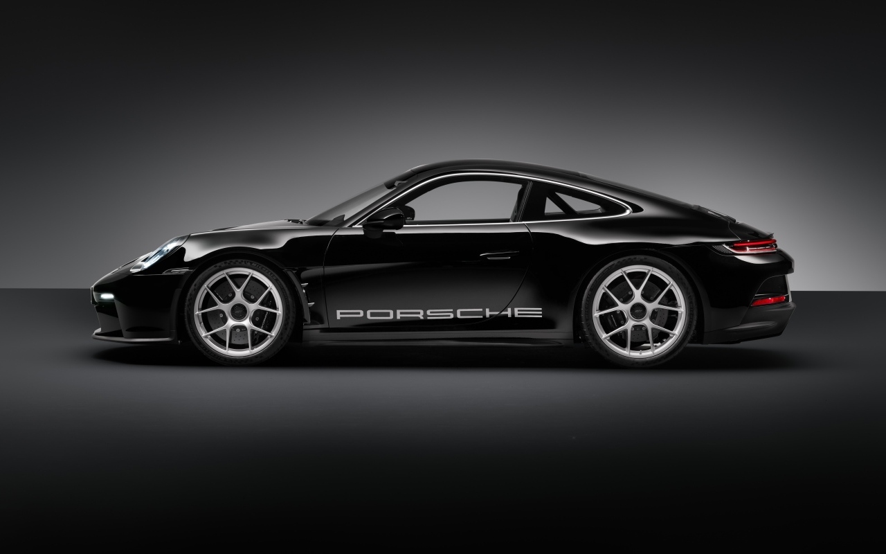 Вид сбоку на автомобиль Porsche 911 ST 2023 года