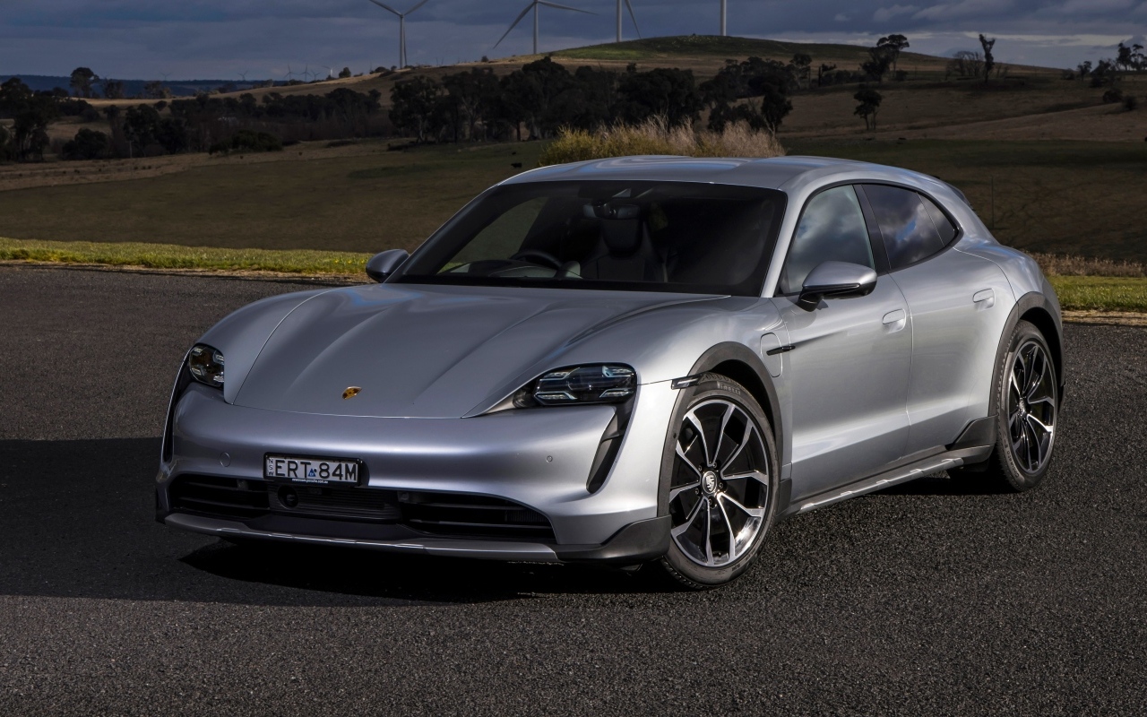 Серебристый Porsche Taycan 4 Cross Turismo