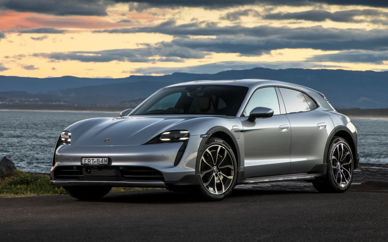 Серебристый Porsche Taycan 4 Cross Turismo у моря