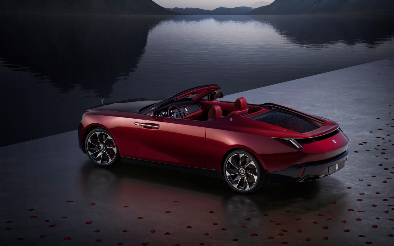 Кабриолет Rolls-Royce La Rose Noire Droptail 2023 года стоит у воды