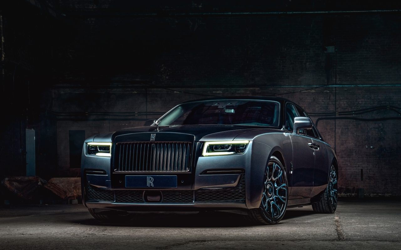Черный автомобиль Rolls-Royce Ghost
