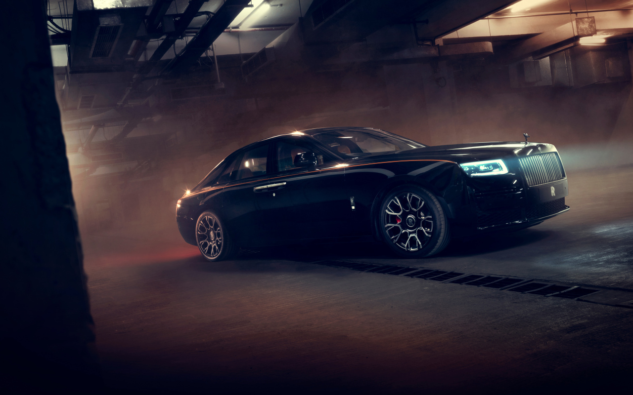 Дорогой черный автомобиль Rolls Royce Ghost Black Badge