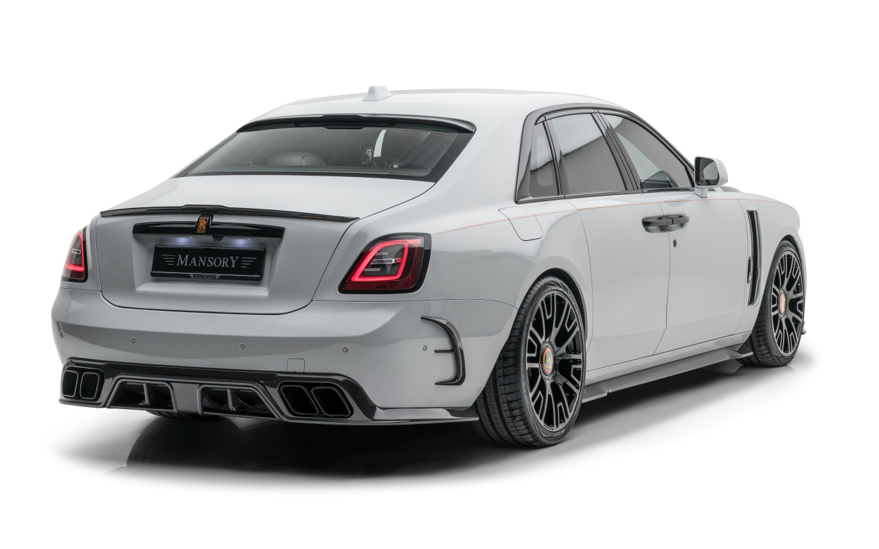 Серый автомобиль Mansory Rolls-Royce Ghost 2021 года на белом фоне 