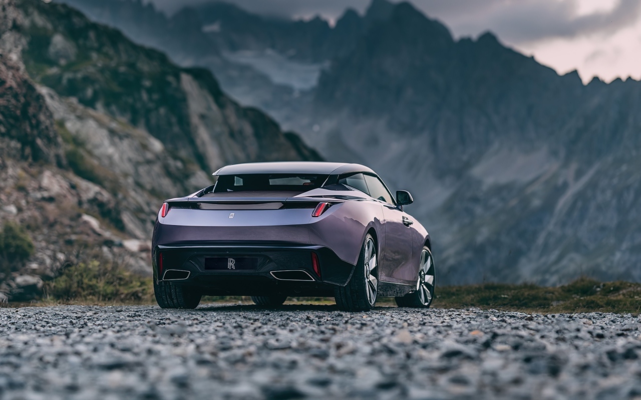 Автомобиль Rolls-Royce Amethyst Droptail 2023 вид сзади на фоне гор