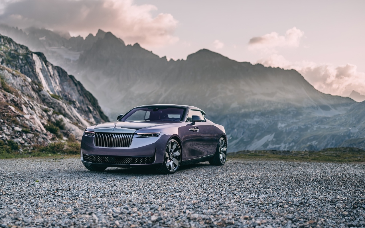 Автомобиль Rolls-Royce Amethyst Droptail 2023 года на фоне гор