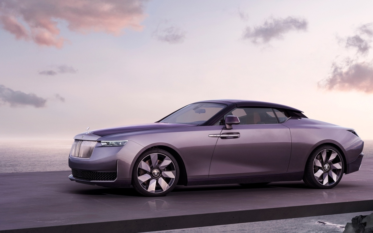 Автомобиль Rolls-Royce Amethyst Droptail на фоне неба