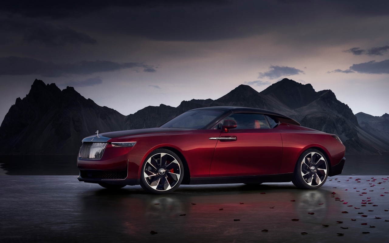 Автомобиль Rolls-Royce La Rose Noire Droptail 2023 года на фоне гор