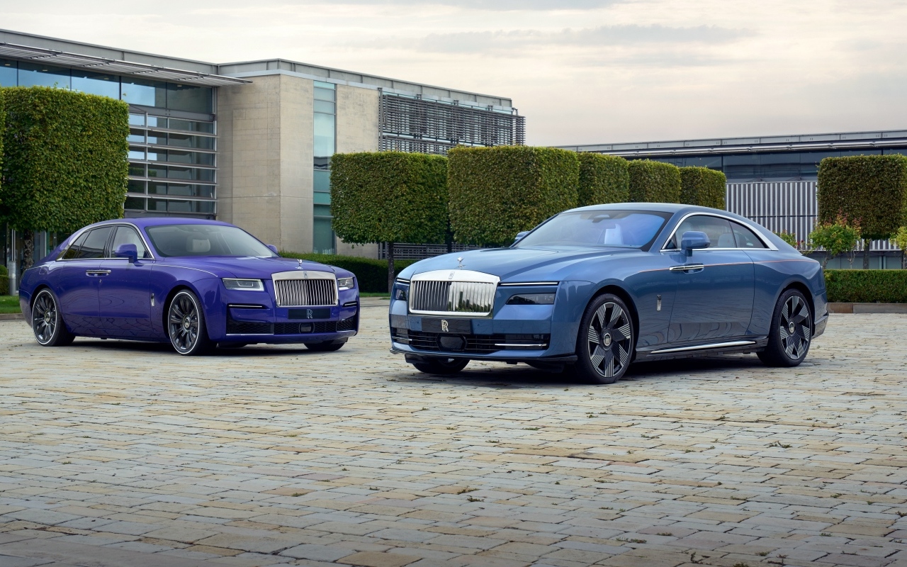 Два стильных дорогих автомобиля Rolls-Royce Spectre и  Rolls-Royce Ghost