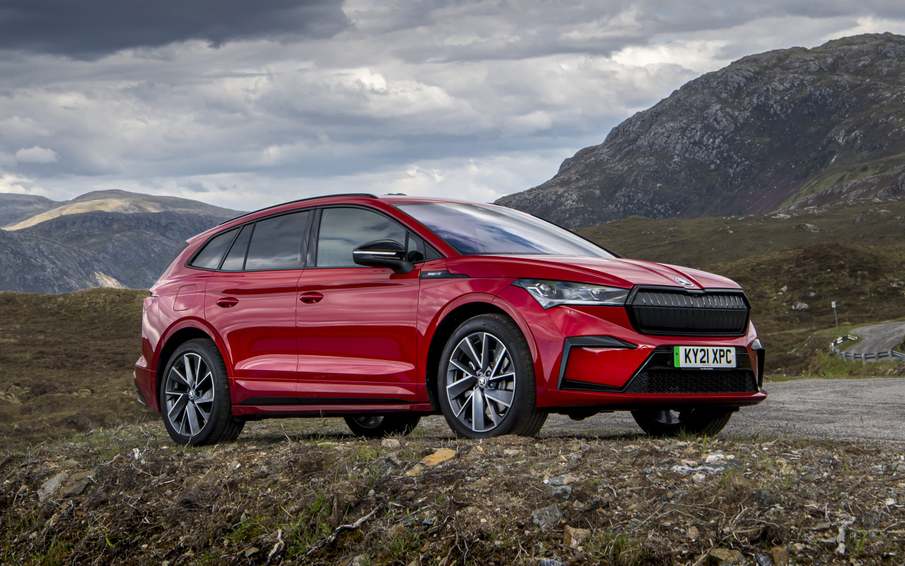 Красный внедорожник Skoda Enyaq Sportline IV 80,  2023 года в горах