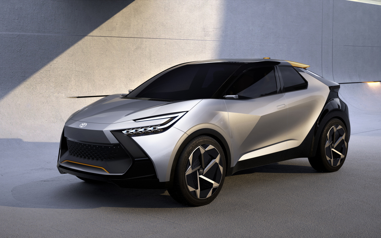 Серебристый автомобиль Toyota C-HR Prologue 2022 года