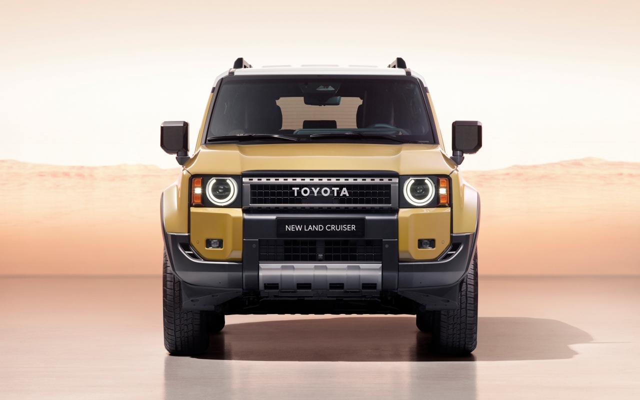 Вид спереди на автомобиль Toyota Land Cruiser First Edition 2023 года