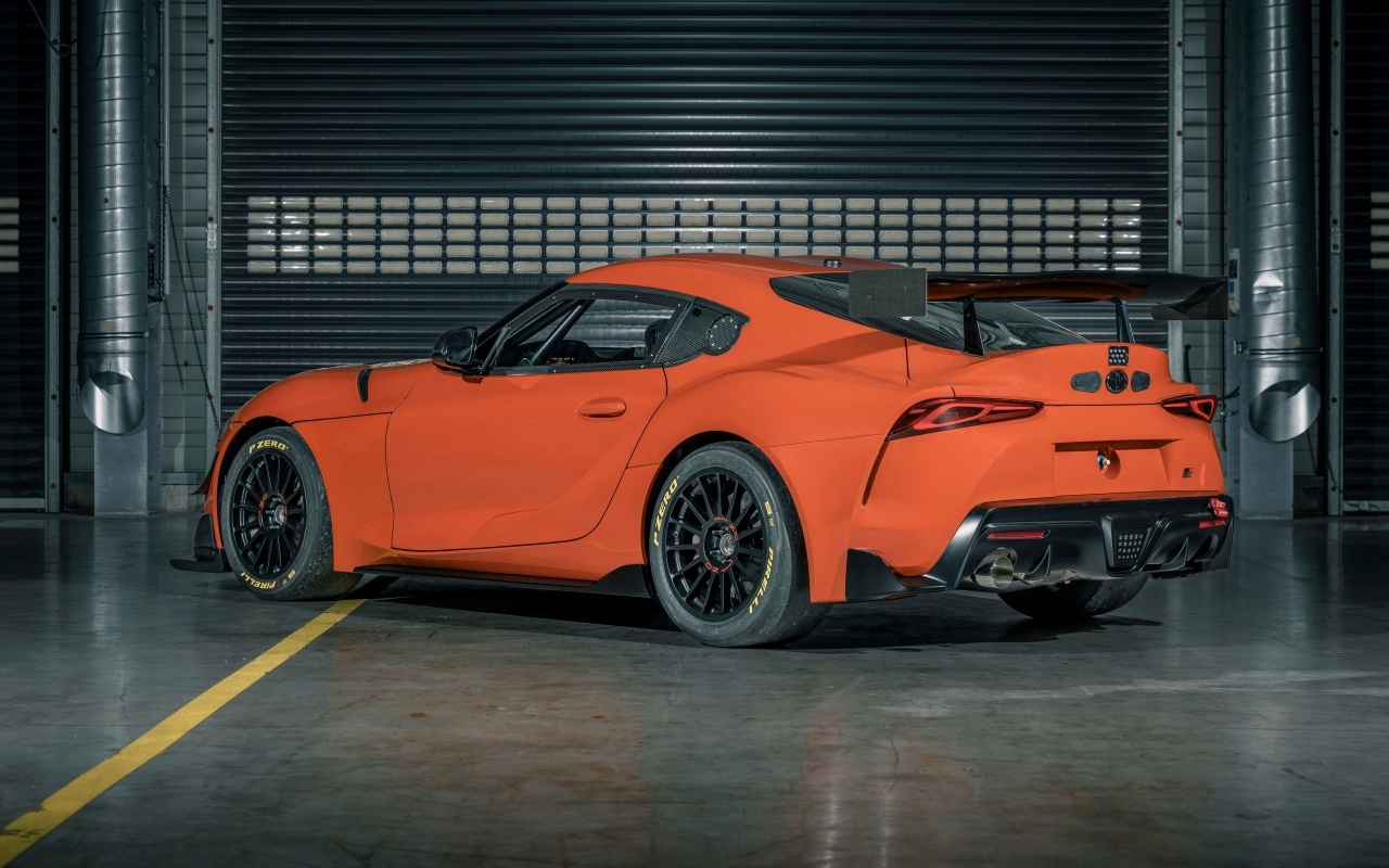 Вид сзади на автомобиль Toyota GR Supra GT4 100 Edition 2023 года
