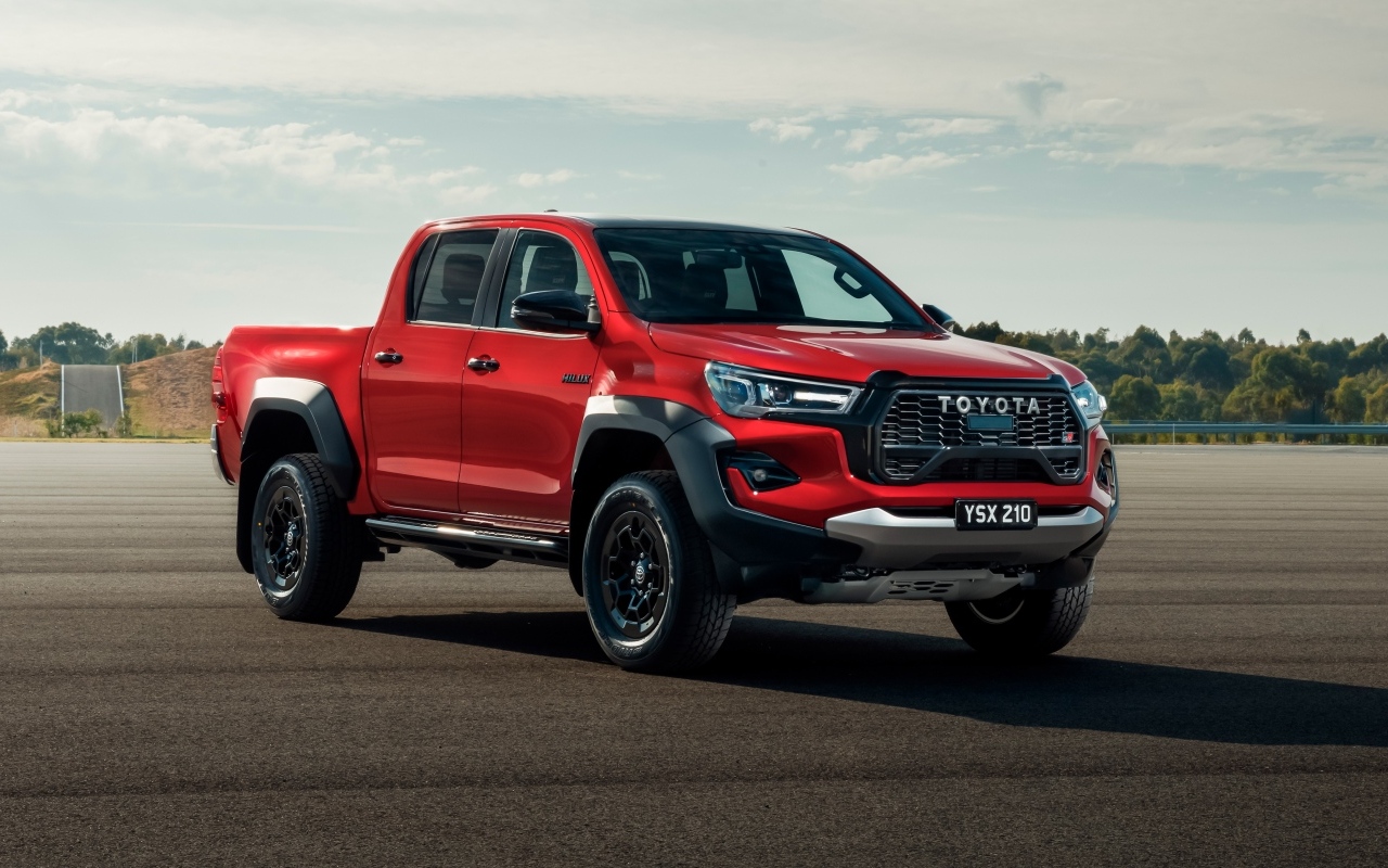 Красный пикап Toyota Hilux GR Sport Double Cab 2023 года