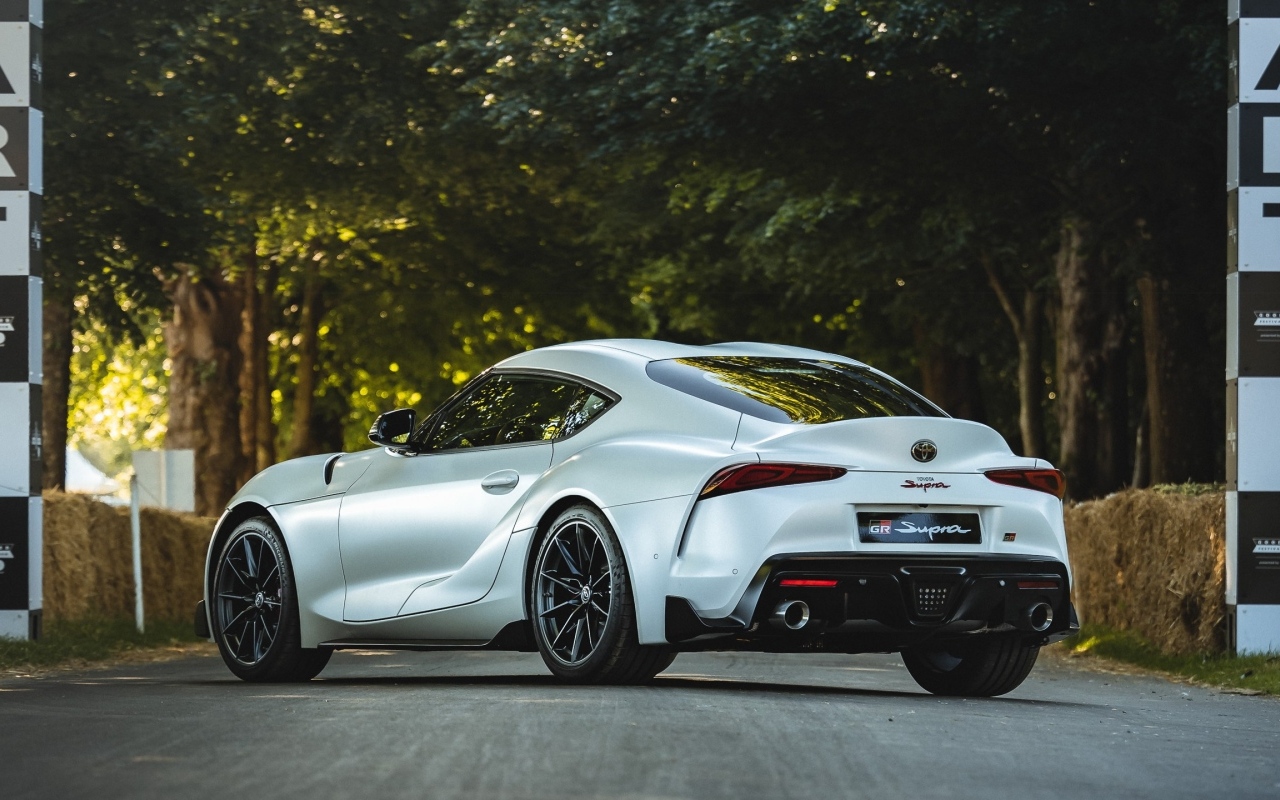 Серебристый автомобиль Toyota GR Supra Pro вид сзади