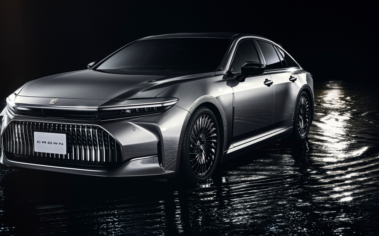 Автомобиль Toyota Crown FCEV стоит  в воде