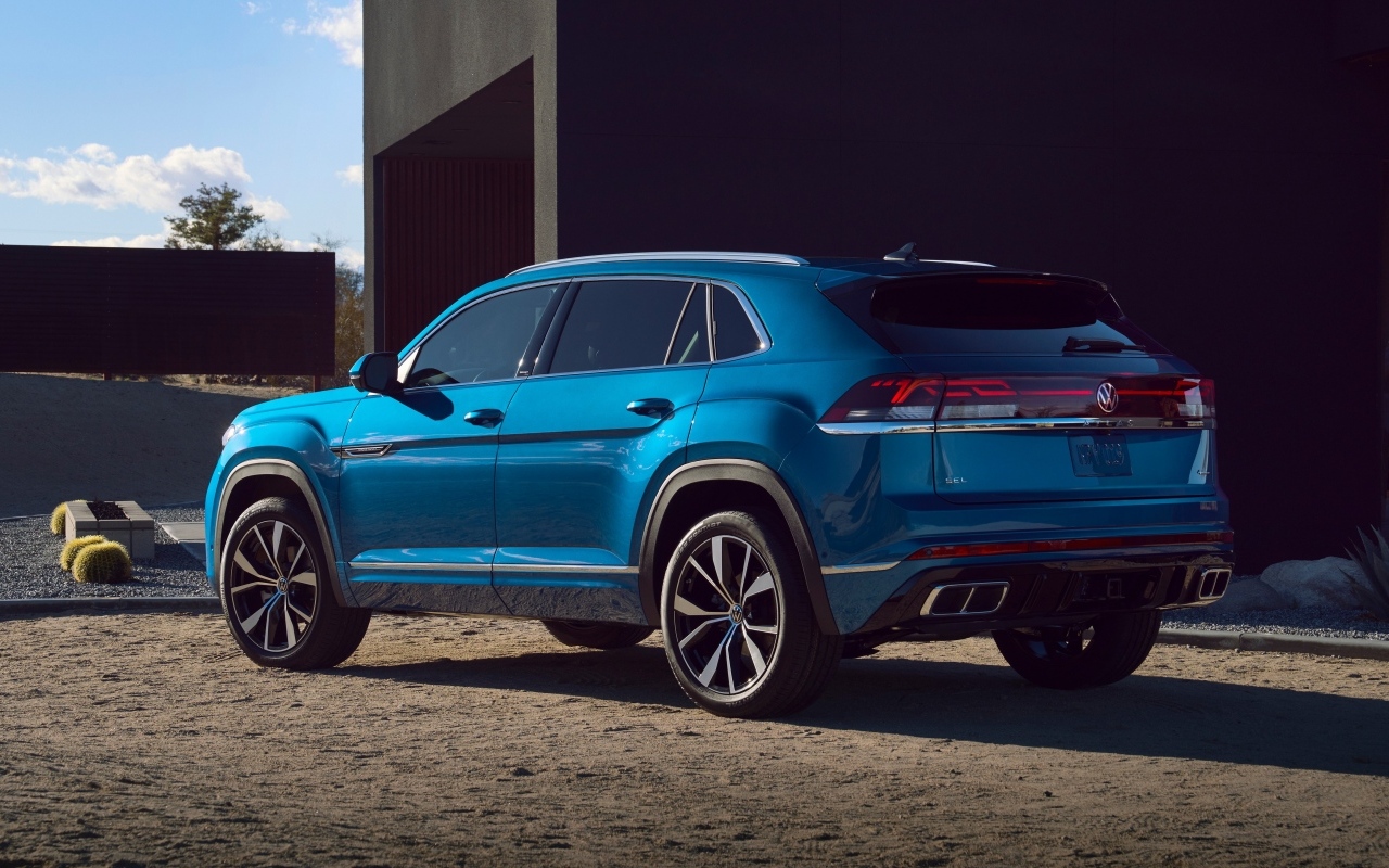 Синий Volkswagen Atlas Cross Sport 2024  вид сзади