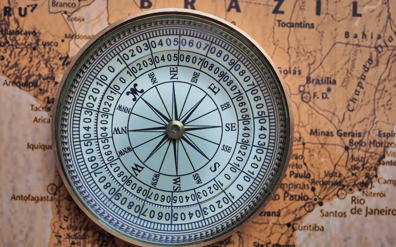Большой компас лежит на старой карте