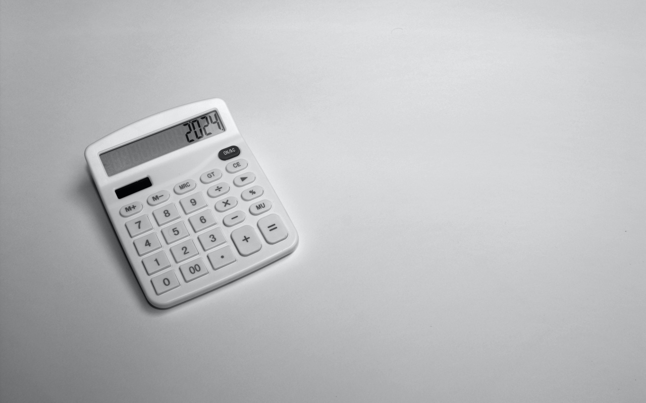 Калькулятор с цифрами 2024 на сером фоне