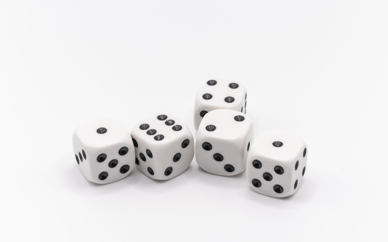 Игральные кости на белом фоне