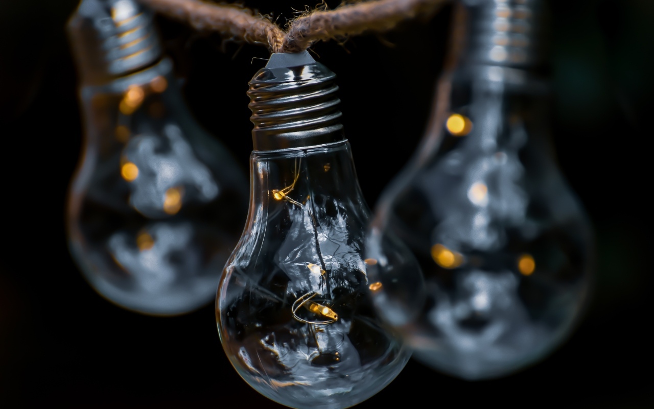 Стеклянные лампочки на веревке 