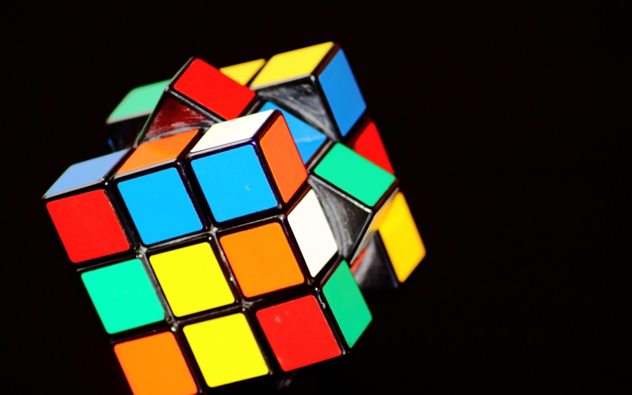 Разноцветный кубик Рубика на черном фоне