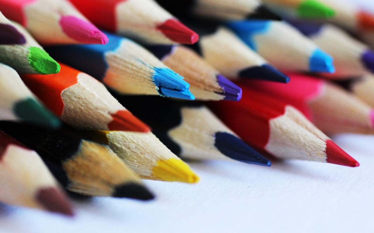 Разноцветные заточенные карандаши на столе