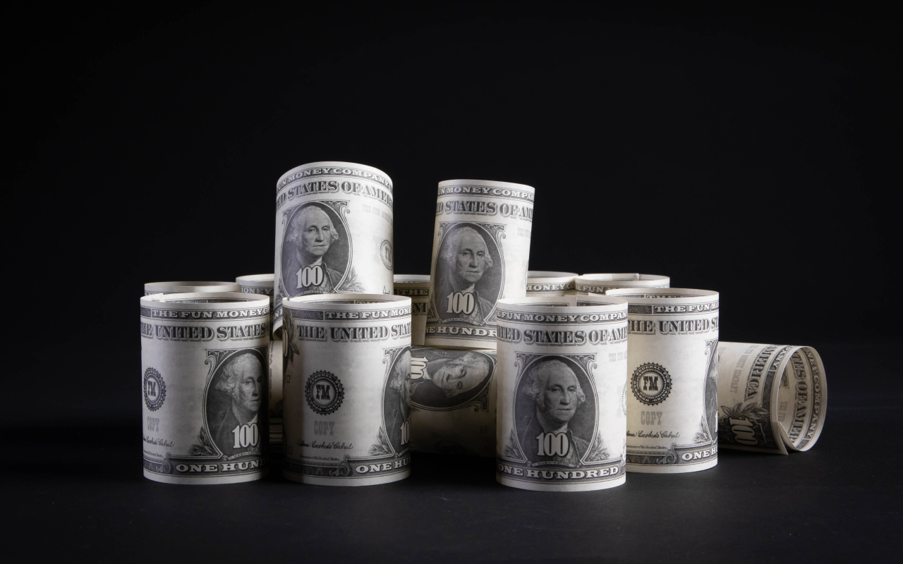 Доллары на черном фоне