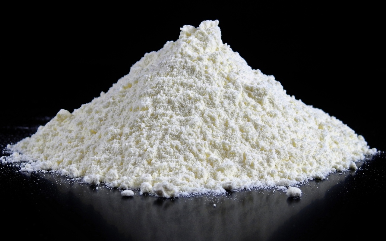 Горсть муки на черном фоне