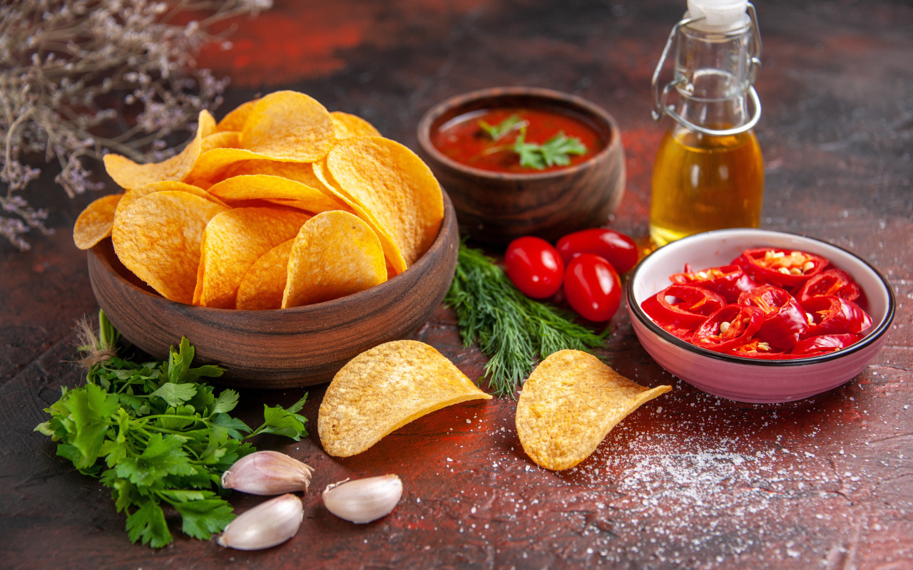 Чипсы на столе с перцем и соусом