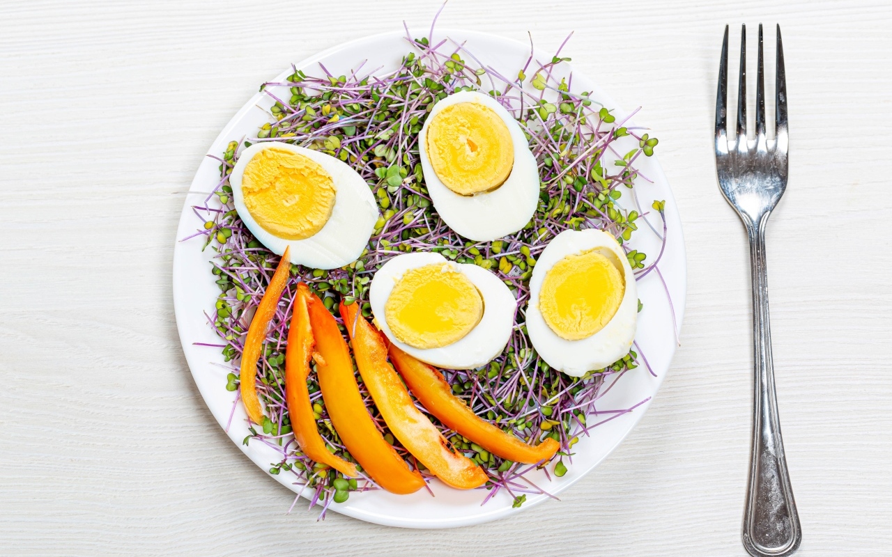 Яйца с кусочками сладкого перца и пророщенной зеленью