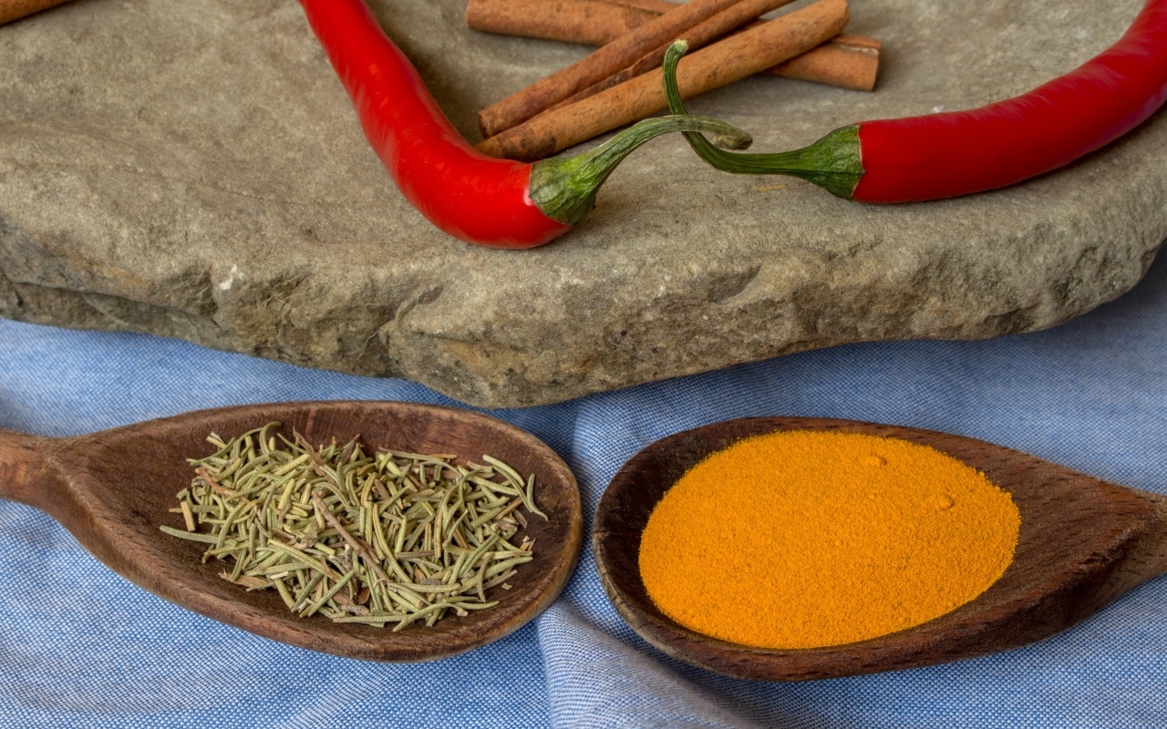 Ароматные специи с красным перцем и корицей на столе