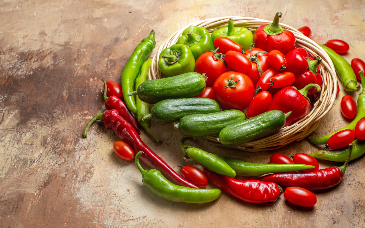 Свежие помидоры, огурцы и перец на столе