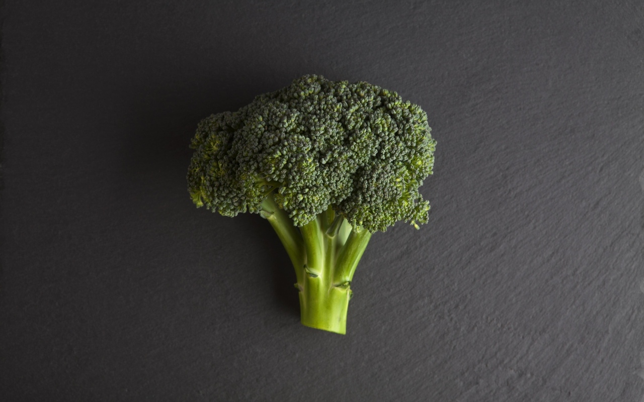 Зеленое брокколи на сером столе
